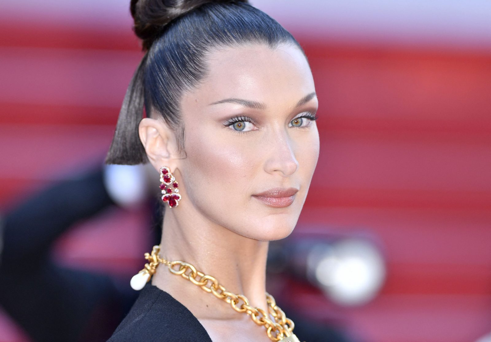 Bella Hadid, Despre Luptele Cu Depresia și Anxietatea. „Aveam Dureri ...