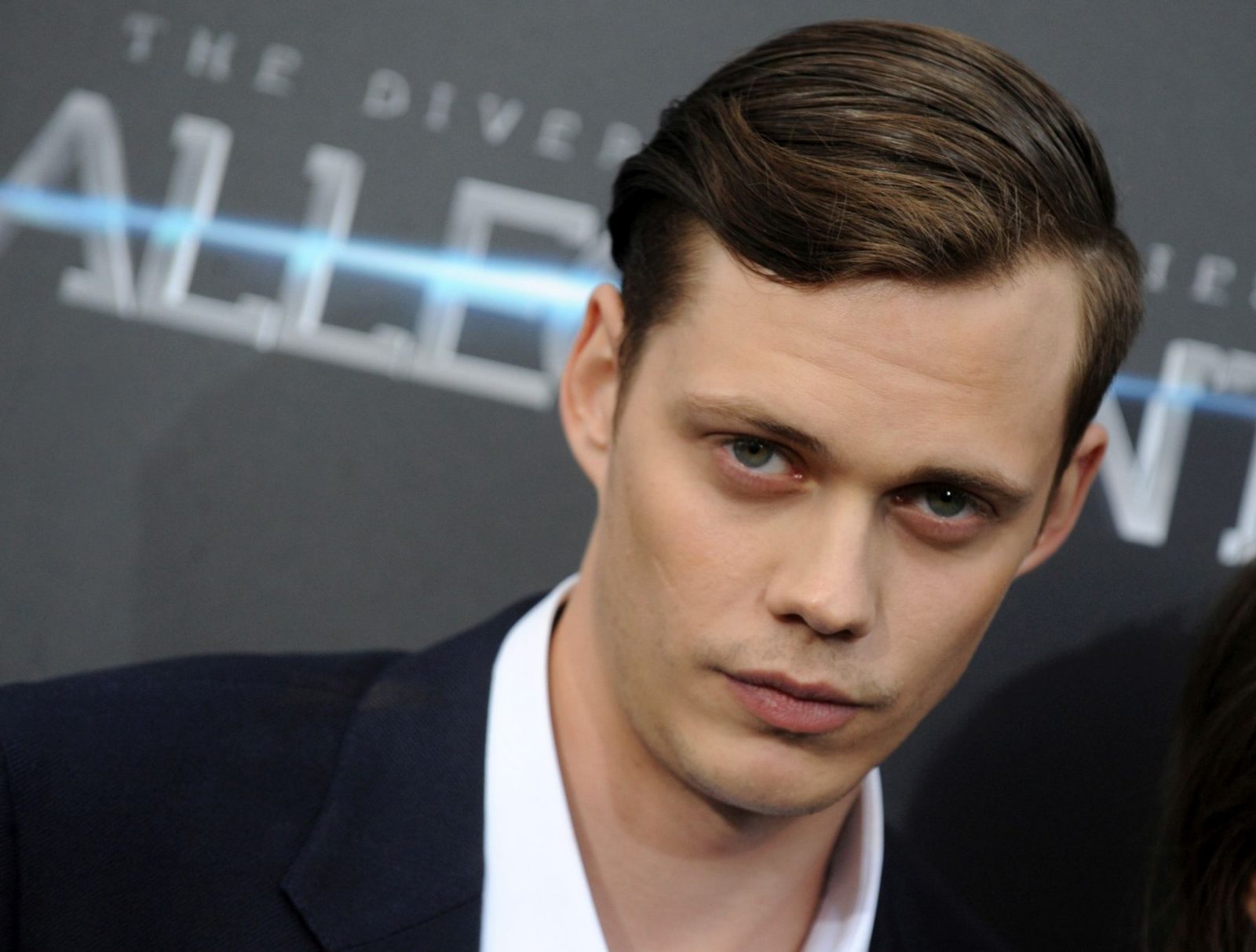 Prima imagine cu Bill Skarsgård din noul film „Boy Kills World